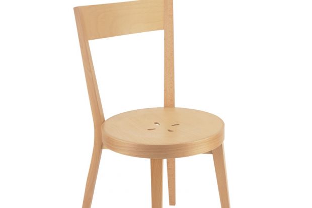 Palermo to krzesło w całości wykonane z drewna.