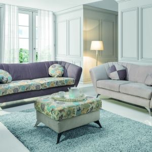 Vittorio to zestaw eleganckich sof, które tworzą ze sobą harmonijną całość. Meble idealne do salonu - klasyczne, zarazem stylowe. Fot. Stagra 