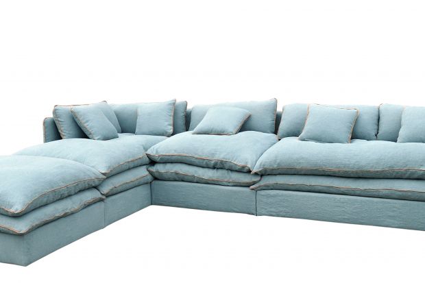 Wyjątkowo komfortowa sofa, o miękkim siedzisku i oparciu wypełnionych naturalnym pierzem.