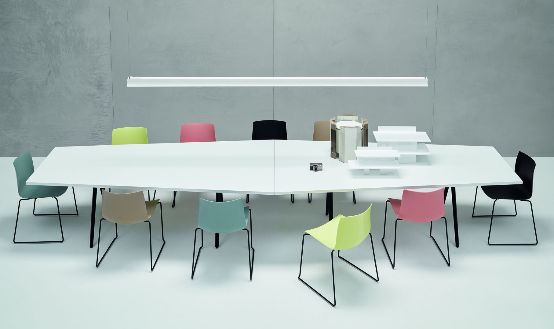 Kolorowe krzesła marki Arper. Fot. Arper