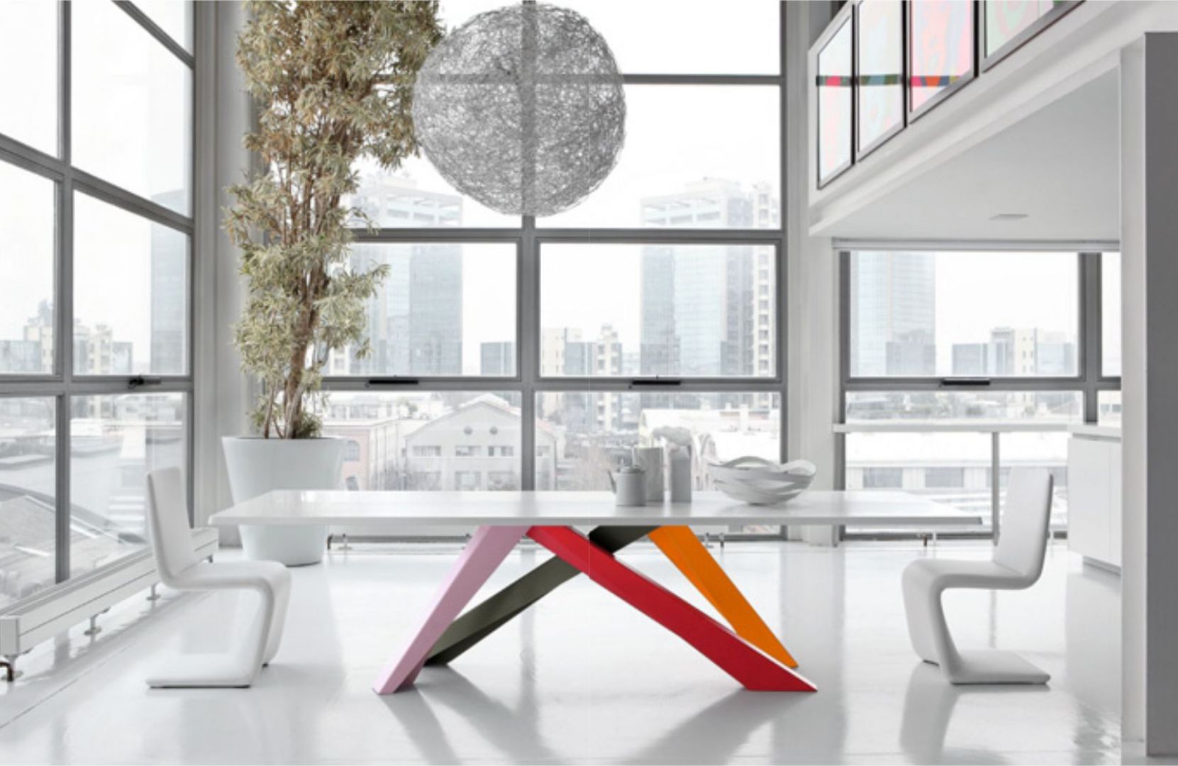 Stół Big Table marki Bonaldo zachwyca kolorowymi nogami. Fot. Galeria Heban