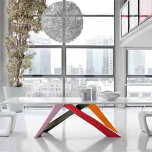Stół Big Table marki Bonaldo zachwyca kolorowymi nogami. Fot. Galeria Heban