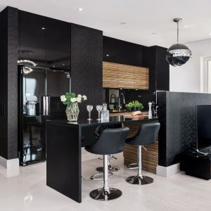 Czarne meble kuchenne pasują do dużych wnętrz. Fot. Studio Wach/Max Kuchnie