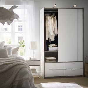 Szafa Trysil wyposażona w drzwi przesuwne sprawdzi się w małym mieszkaniu. Fot. IKEA