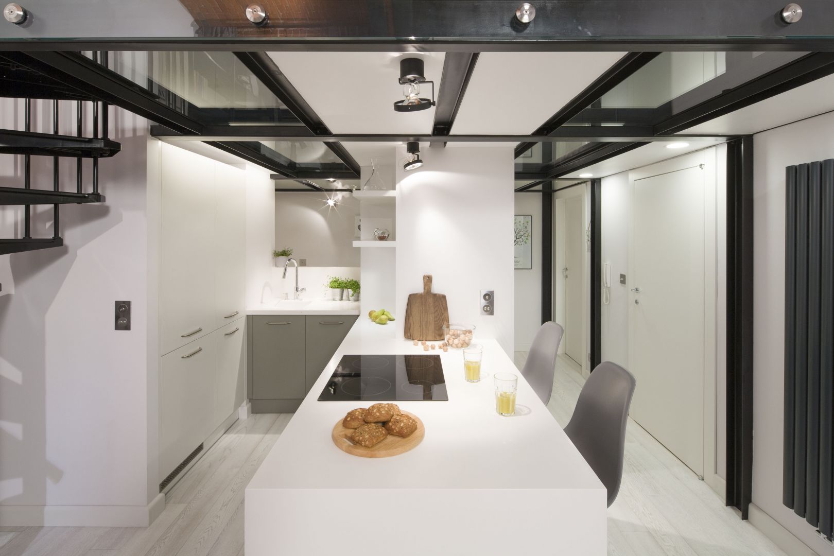 Wnętrze zainspirowane stylistyką loft. Białe szafki kuchenne sprawiają, że wnętrze nabrało wizualnej lekkości. Projekt: Szymon Chudy. Fot. Bartosz Jarosz 