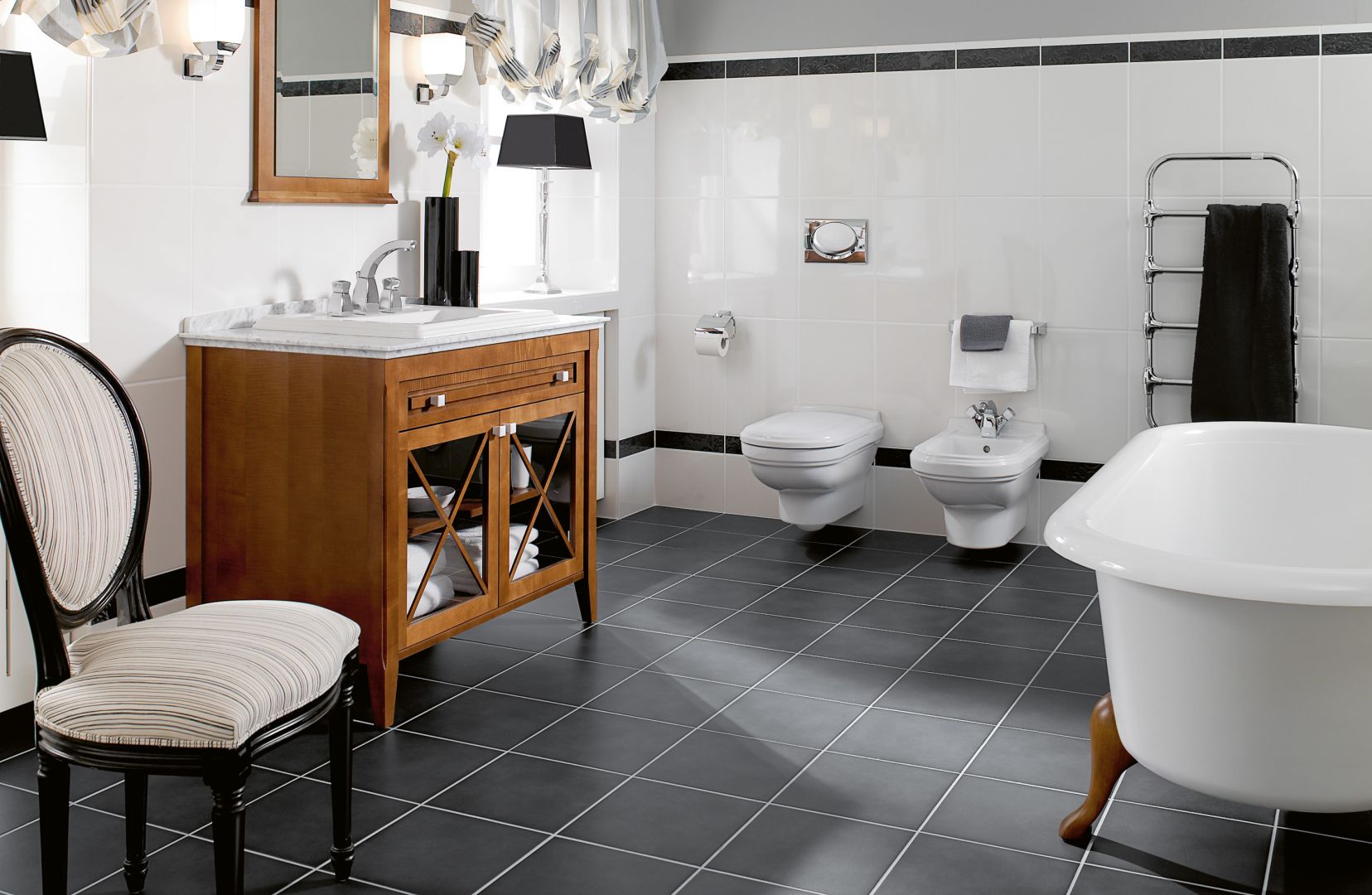 Meble Hommage optymalnie zagospodarują przestrzeń w łazience i to w pięknym stylu. Fot. Villeroy & Boch