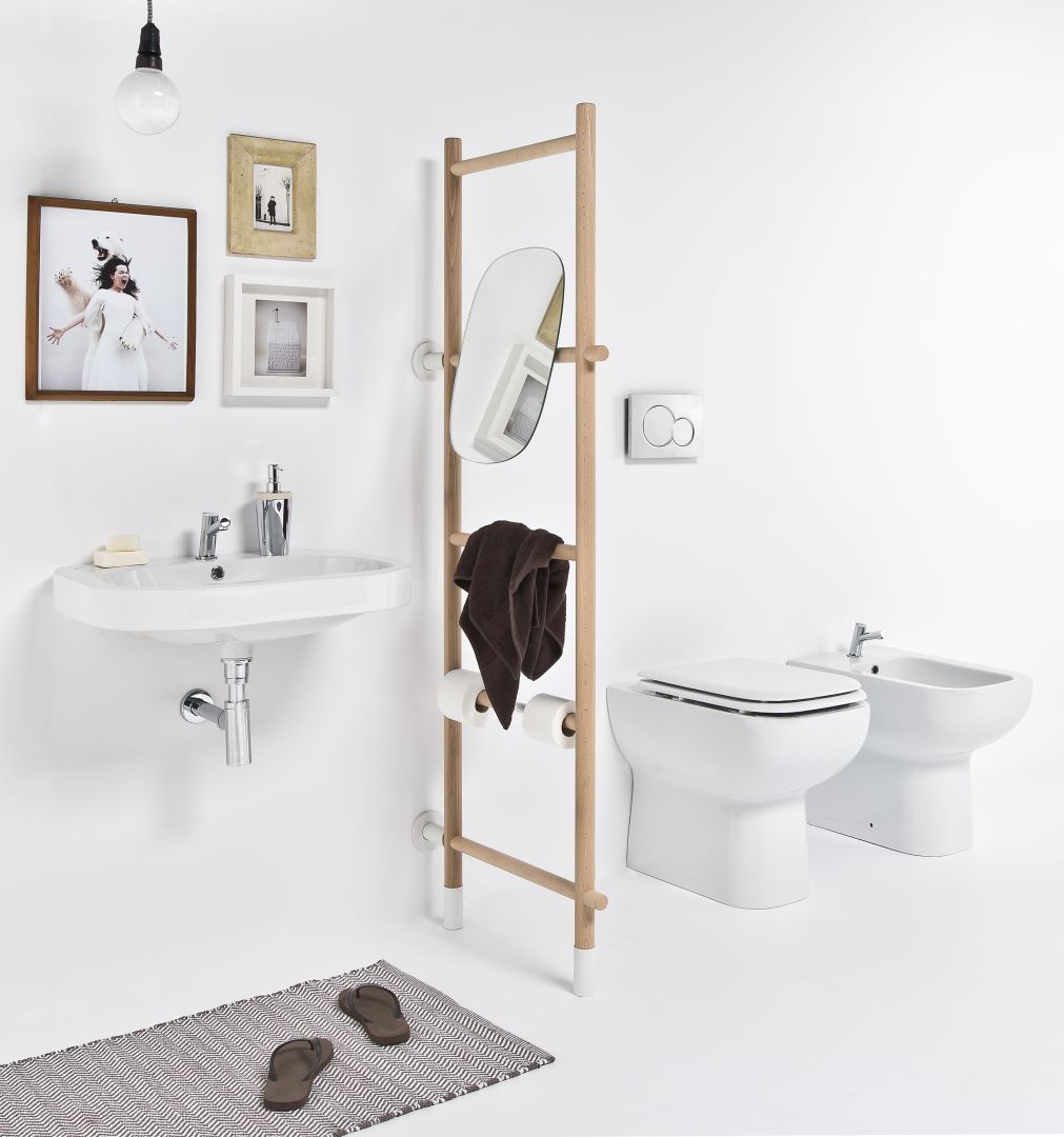 Drabinka łazienkowa Rung to świetne uzupełnienie mebli łazienkowych. Dostępna w komplecie z lustrem oraz pojemnikiem na odpady. Fot. Ever by Thermomat