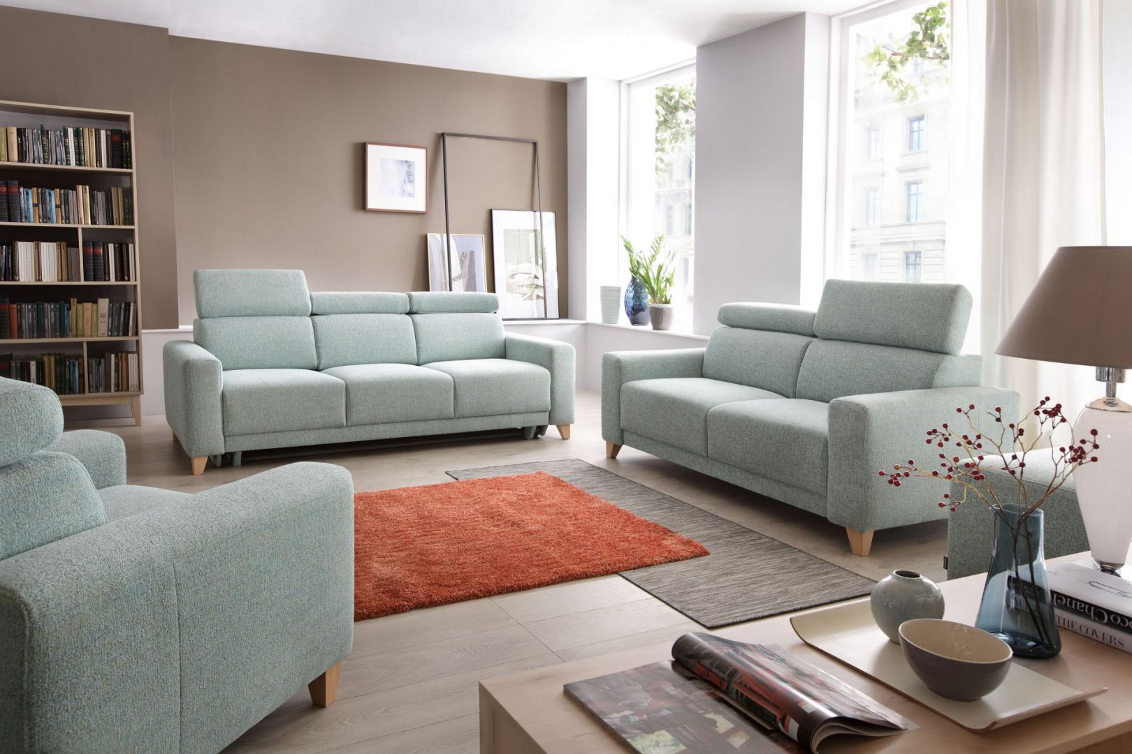Sofa Kelly posiada regulowane zagówki, funkcję spania oraz pojemnik na pościel. Fot. Wajnert