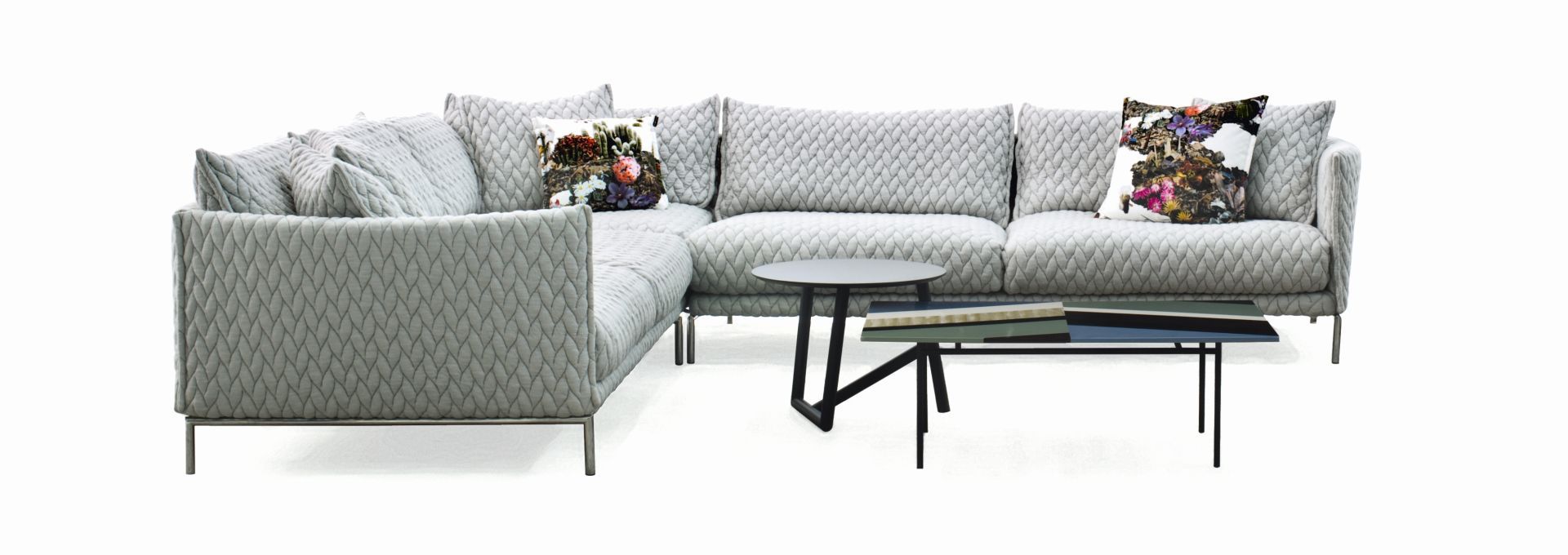 Sofa Gentry ma niesamowitą strukturę tkaniny i dostępna jest w gołębim odcieniu szarości. Fot. Galeria Wnętrza
