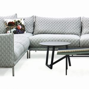 Sofa Gentry ma niesamowitą strukturę tkaniny i dostępna jest w gołębim odcieniu szarości. Fot. Galeria Wnętrza