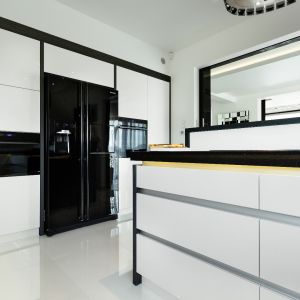 Biała kuchnia z czarnymi elementami będzie prezentować się nowocześnie. Fot. Studio Vigo/Max Kuchnie