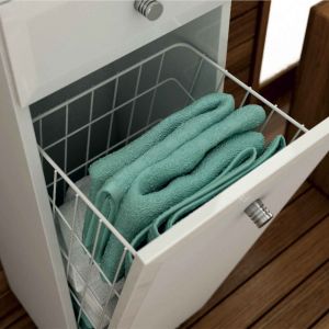 Kosze na pranie lub ręczniki to praktyczny sposób na trzymanie w łazience czystości. Fot. Aquaform