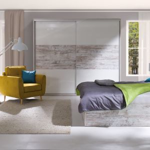 Sypialnia Pola charakteryzuje się prostymi, minimalistycznymi kształtami. W skład kolekcji wchodzą szafy w dwóch szerokościach, komody, stoliki nocne i półki. Fot. Wajnert Meble