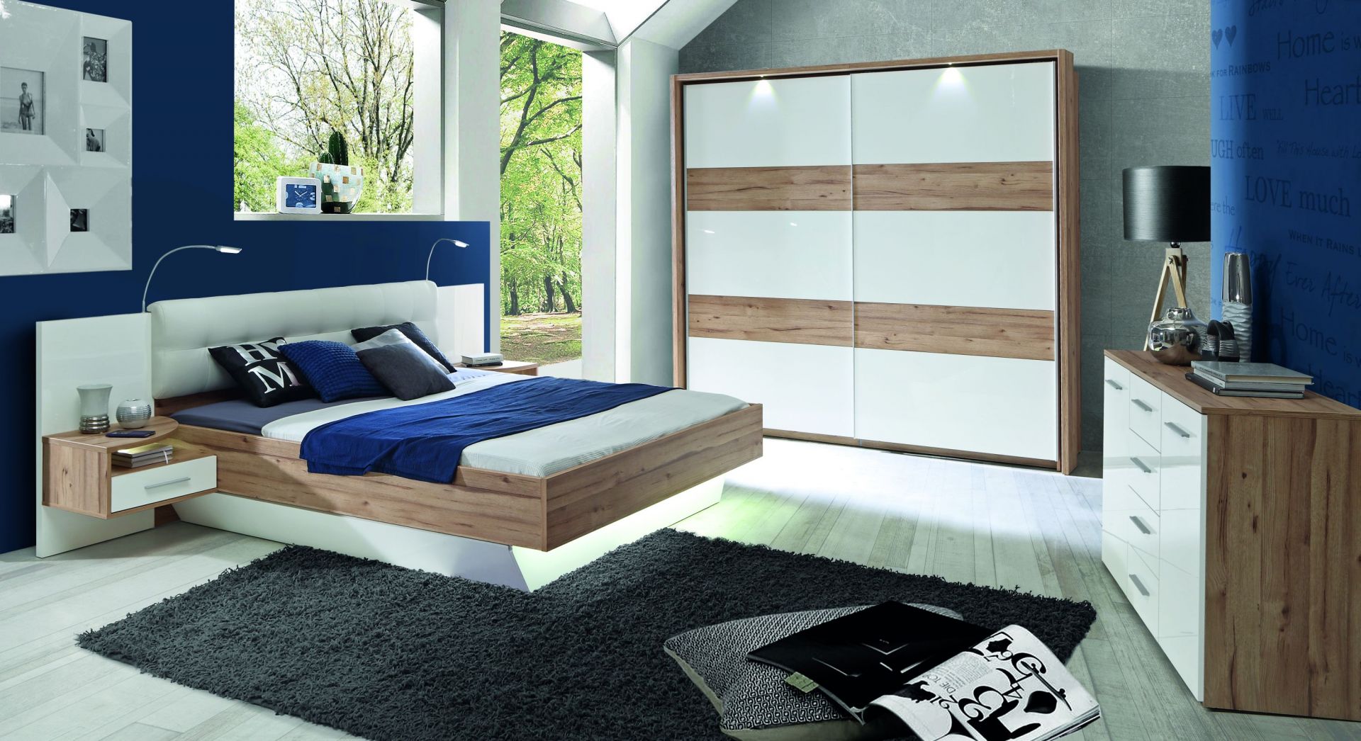 Meble z kolekcji Corsica mają półki nocne wbudowane w panel łóżka. Fot. Forte