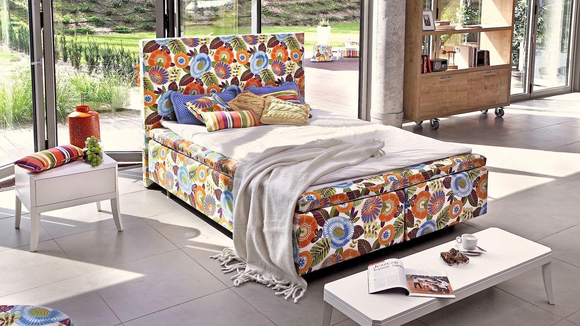 Łóżko kontynentalne Duke ma multikolorową tapicerkę. Ożywi każde wnętrze. Fot. Swarzędz Home