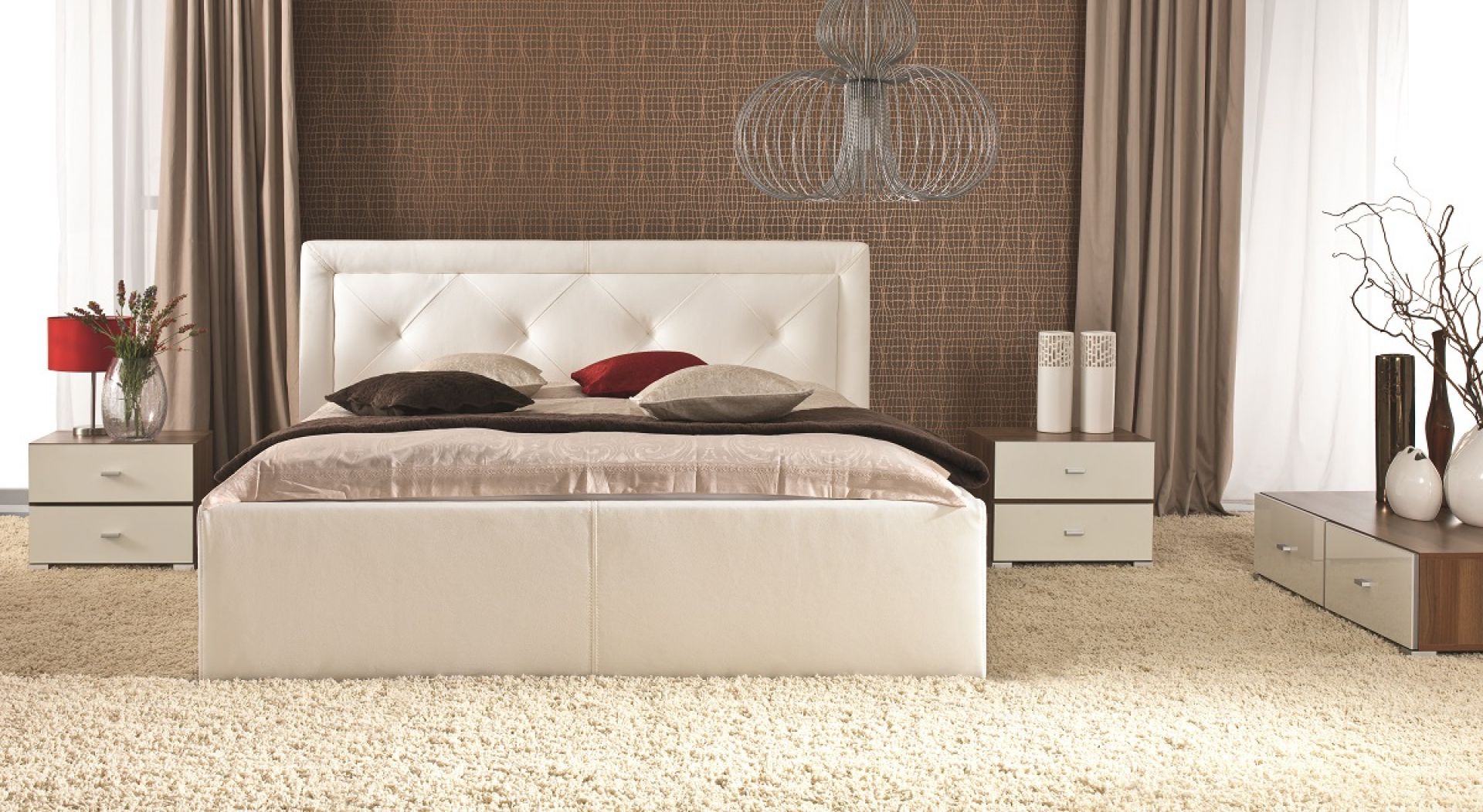Łóżko Karo z klasycznym pikowaniem w romby doda uroku każdej sypialni. Łóżko dostępne jest w wersji z pojemnikiem i bez pojemnika. Fot. Wajnert 