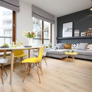 Kolorowe krzesła ustawione przy stole mogą ożywić wnętrze. Projekt: Ola Kołodziej, Urszula Szmyt. Fot. Bartosz Jarosz