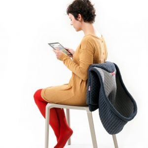 Chang Chair to krzesło z...ubraniem. Nałożona na oparcie krzesła bluza z kapturem nie tylko przyjemnie cię otuli, ale również zapewni trochę prywatności. Fot. Bernotat&Co