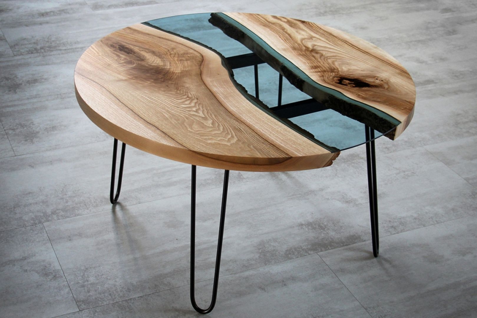 Stół marki Malita Just Wood z błękitnym szkłem wkomponowanym w drewniany blat. Fot. Malita Just Wood