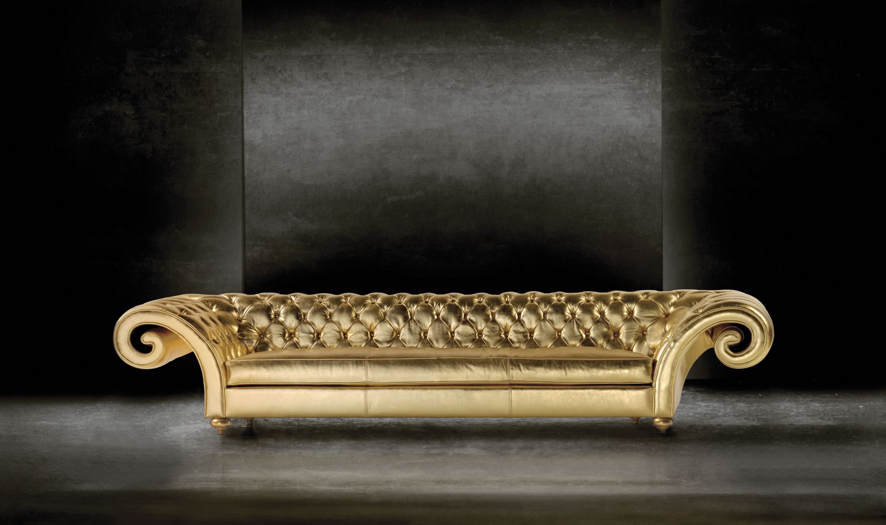 Złota, pikowana sofa sprawi, że wnętrze zyska niezwykle luksusowy wygląd. Fot. Touched Interiors