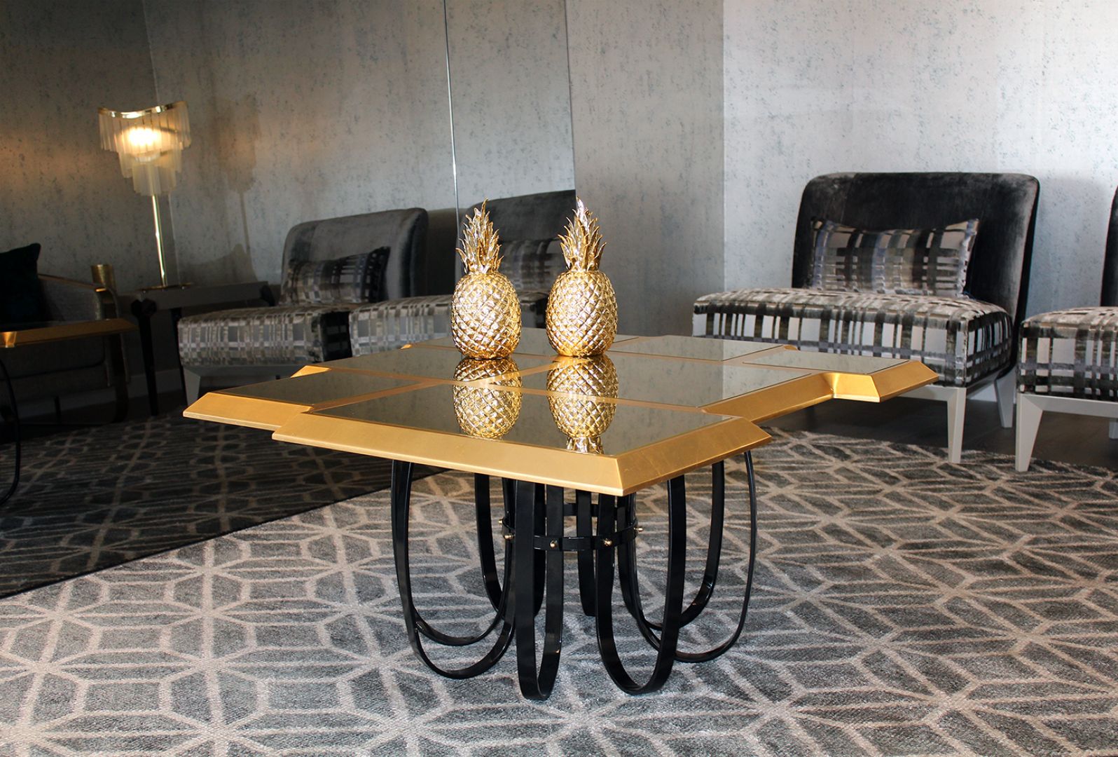 złoty regał bądź stolik kawowy sprawdzi się zarówno we wnętrzach klasycznych jak i nowoczesnych. Fot. Jetclass