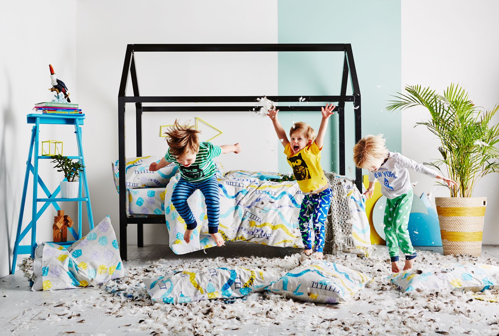 Łóżko domek to wspaniała przestrzeń do spania i zabawy. Można udekorować je baldachimem. Fot. Indie Art & Design
