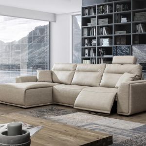 Sofa Dolores posiada rozkładany podnożek. Zapewnia niezwykły komfort wypoczynku. Fot. Primavera Furniture