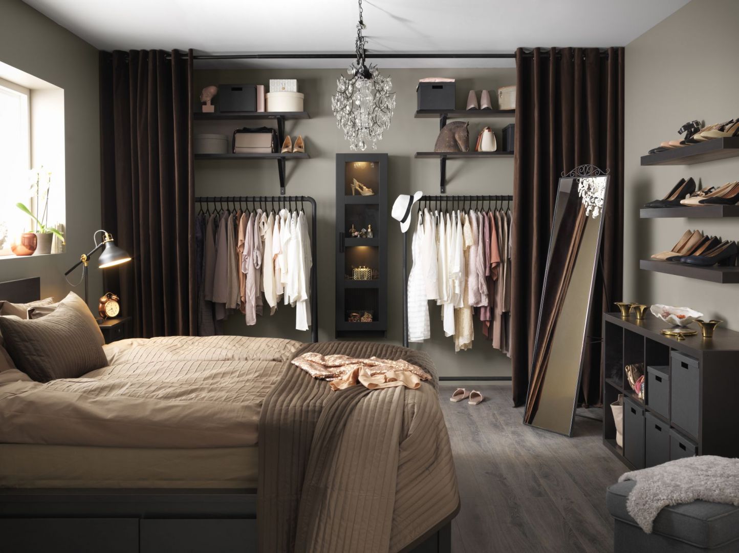 Garderoba ukryta za kotarą będzie ciekawą dekoracją sypialni. Fot. IKEA