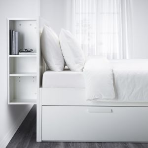 Łóżko Brimnes posiada szufladę i zagłówek z półkami. Fot. IKEA