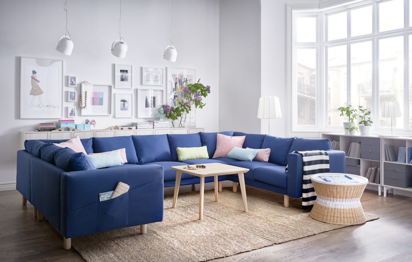 Sofa Norsborg dostępna jest w wielu kształtach, stylach i wymiarach. Nóżki wykonane z litego nadają jej ciekawy wygląd. Fot. IKEA 