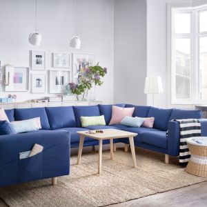 Sofy w salonach meblowych dostępne są w wielu kształtach, stylach i wymiarach. Możemy również decydować o kolorze tkaniny. Fot. IKEA 