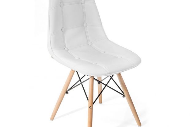 Krzesło Akland posiada siedzisko tapicerowane ekoskórą z charakterystycznymi guziczkami.