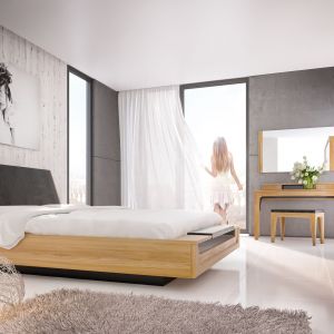 Prosta, wręcz surowa forma łóżka, lite drewno - sypialnia Maganda doskonale pasuje do loftowego stylu. Fot. Mebin