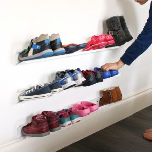 Buty można przechowywać na ścianie w przedpokoju. Pomogą w tym specjalnie do tego przeznaczone półki. Fot. Design My World 