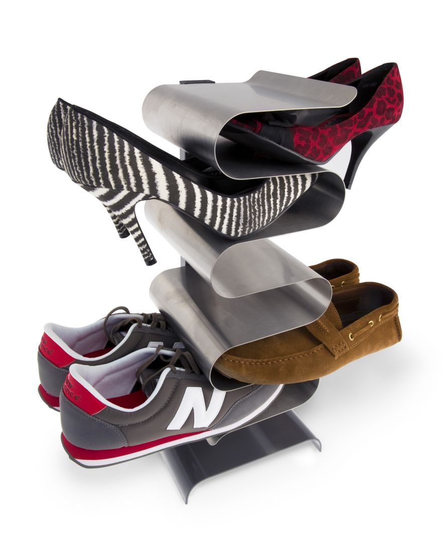 Innym ciekawym i bardzo praktycznym rozwiązaniem na przechowywanie butów w przedpokoju są wieszaki montowane do ściany. Pozwalają na przechowywanie butów na obcasach, sportowych i dziecięcych. Fot. Design My World