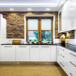 Białe meble kuchenne dają szerokie pole dekoracji ścian w kuchni. Fot. Studio AK/Max Kuchnie 