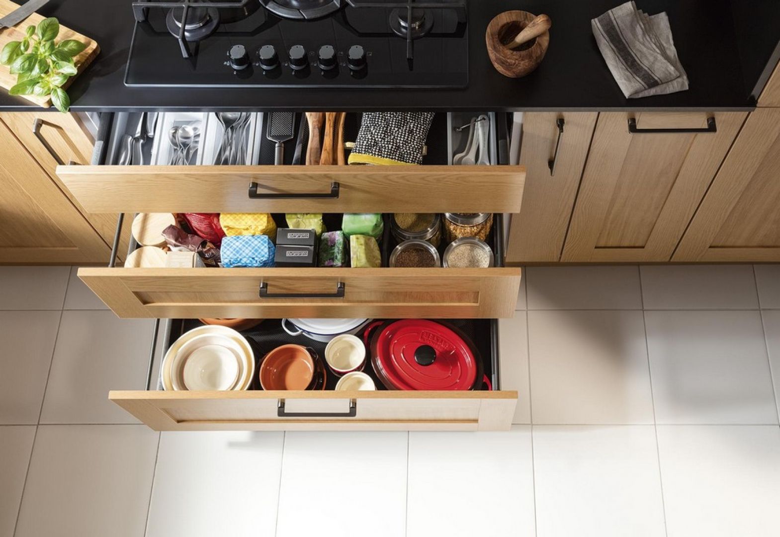 W kuchni warto postawić na wysoką zabudowę, w której nie zabraknie szuflad, szafek i półek. Fot. Hafele