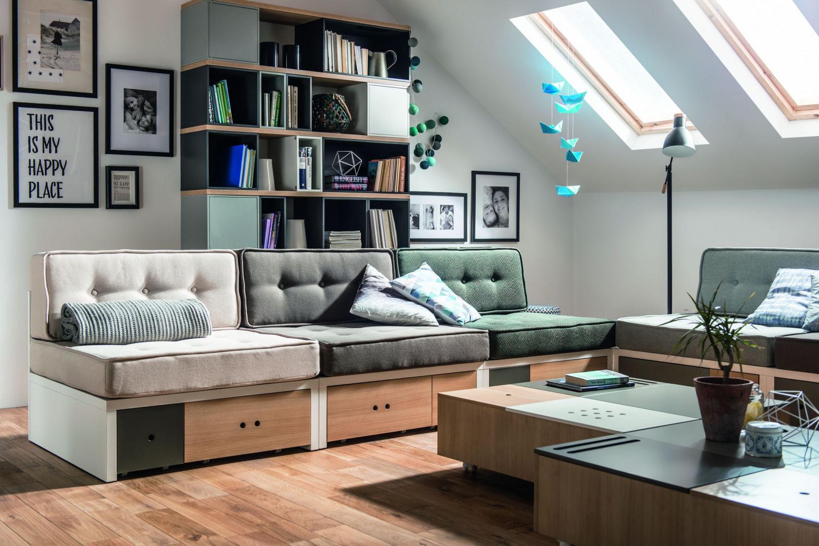 Dwa rodzaje poduch, każda w 4 kolorach oraz szuflady o dwóch różnych kolorach frontów dają nam możliwość konfiguracji sofy czy fotela i pozwalają na stworzenie indywidualnej wersji mebla. Fot. Meble Vox