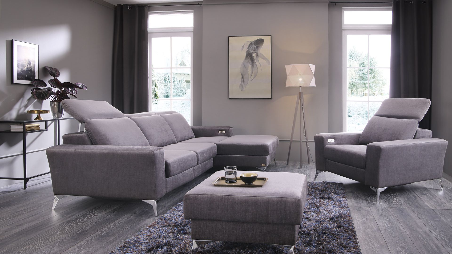 Szara sofa w salonie - modny i funkcjonalny element wnętrza