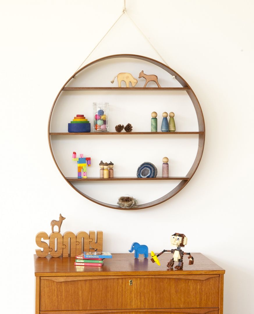 Półka w kształcie koła wykonana z dębu, świetnie sprawdzi się również w pokoju dziecka. Fot. Cranmore Home 