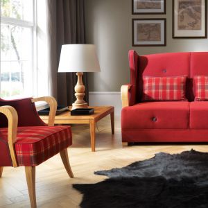 Sofa i fotel Milano ma uniwersalną formę, która pasuje do wnętrz w stylu nowoczesnym, jak i klasycznym. Fot. Unimebel