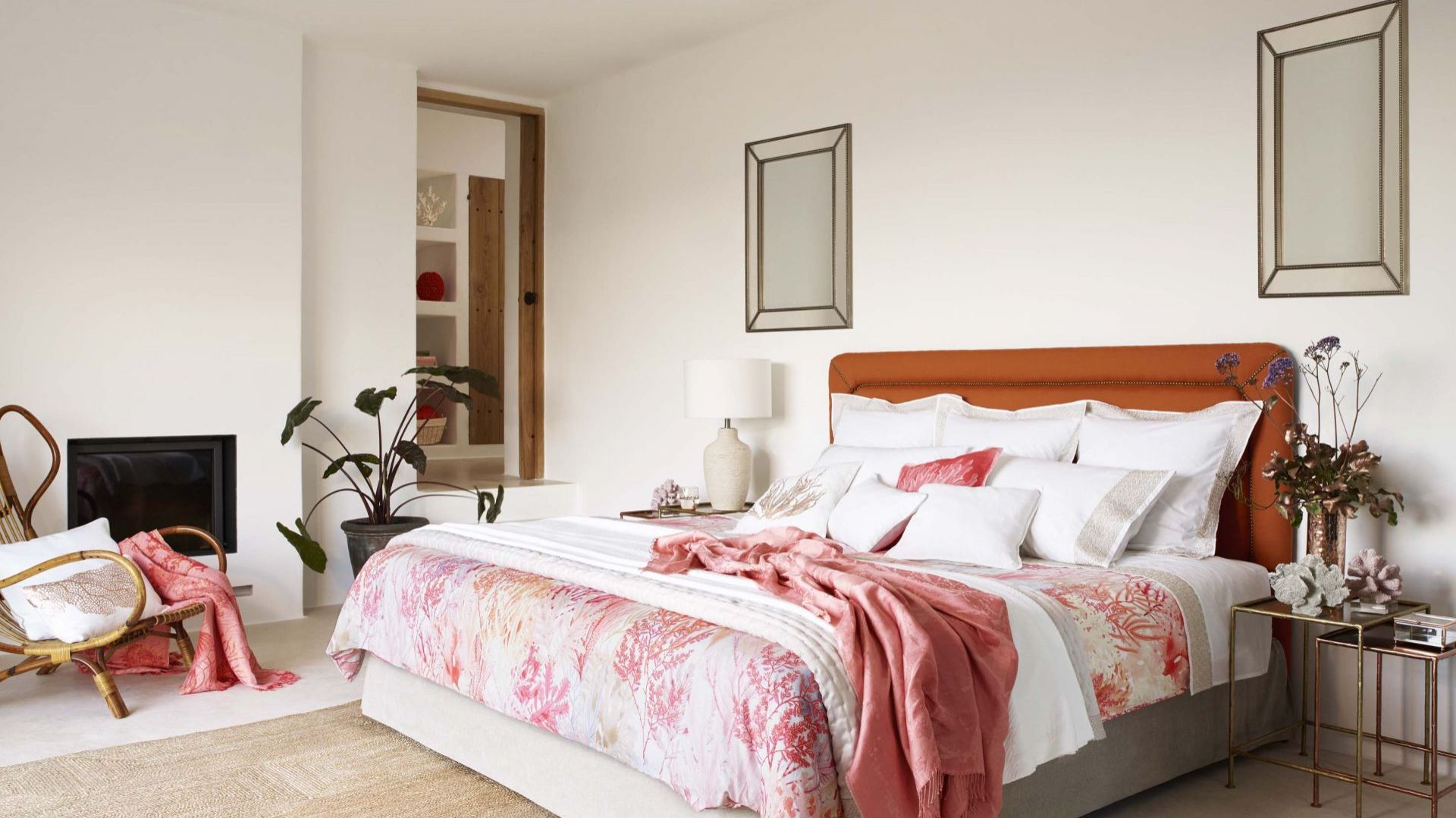 5 pomysłów na kolorowe łóżko w sypialni