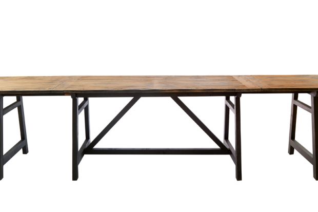 Stół Cala Bassa jest stworzony z postarzanego drewna sosnowego. Przyciąga wzrok ciekawymi detalami w formie zawiasów.