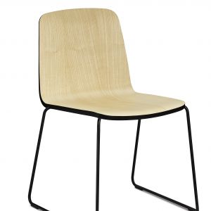 Just to krzesła do jadalni o minimalistycznej formie. Fot. Fabryka Form