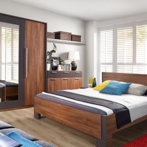 Sypialnia Adria  to modne połączenie drewna i szarości. Fot. Meble Forte 