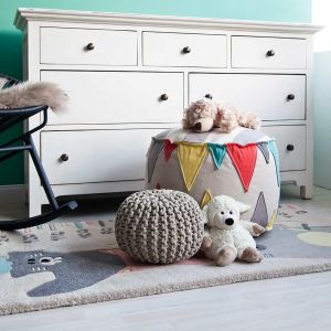 Miękkie pufy i dywany sprawią, że pokój dziecka będzie przytulny. Fot. Westwing.pl