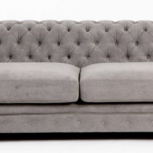 Sofa w stylu chesterfield. Tapicerowane oparcie oraz stylowo wygięte podłokietniki nadadzą wnętrzu elegancki wygląd. Fot. Suppan & Suppan Interieur