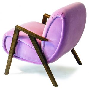 Fotel Poltrona Mouse Blu z drewnianym oparciem, obity tkaniną w kolorze fiołkowym. Fot. Tre Quarti