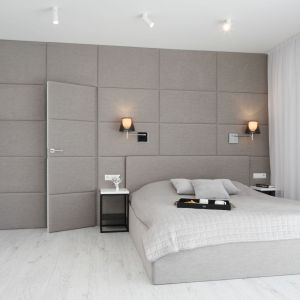 Minimalistyczne szafki nocne doskonale sprawdzają się w nowoczesnej sypialni. Projekt: Ewelina Pik, Maria Biegańska. Fot. Bartosz Jarosz