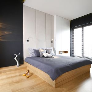 Czarne barwy w sypialni sprawią, że aranżacja nabierze głębi. Projekt: Monika i Adam Bronikowscy. Fot. Bartosz Jarosz